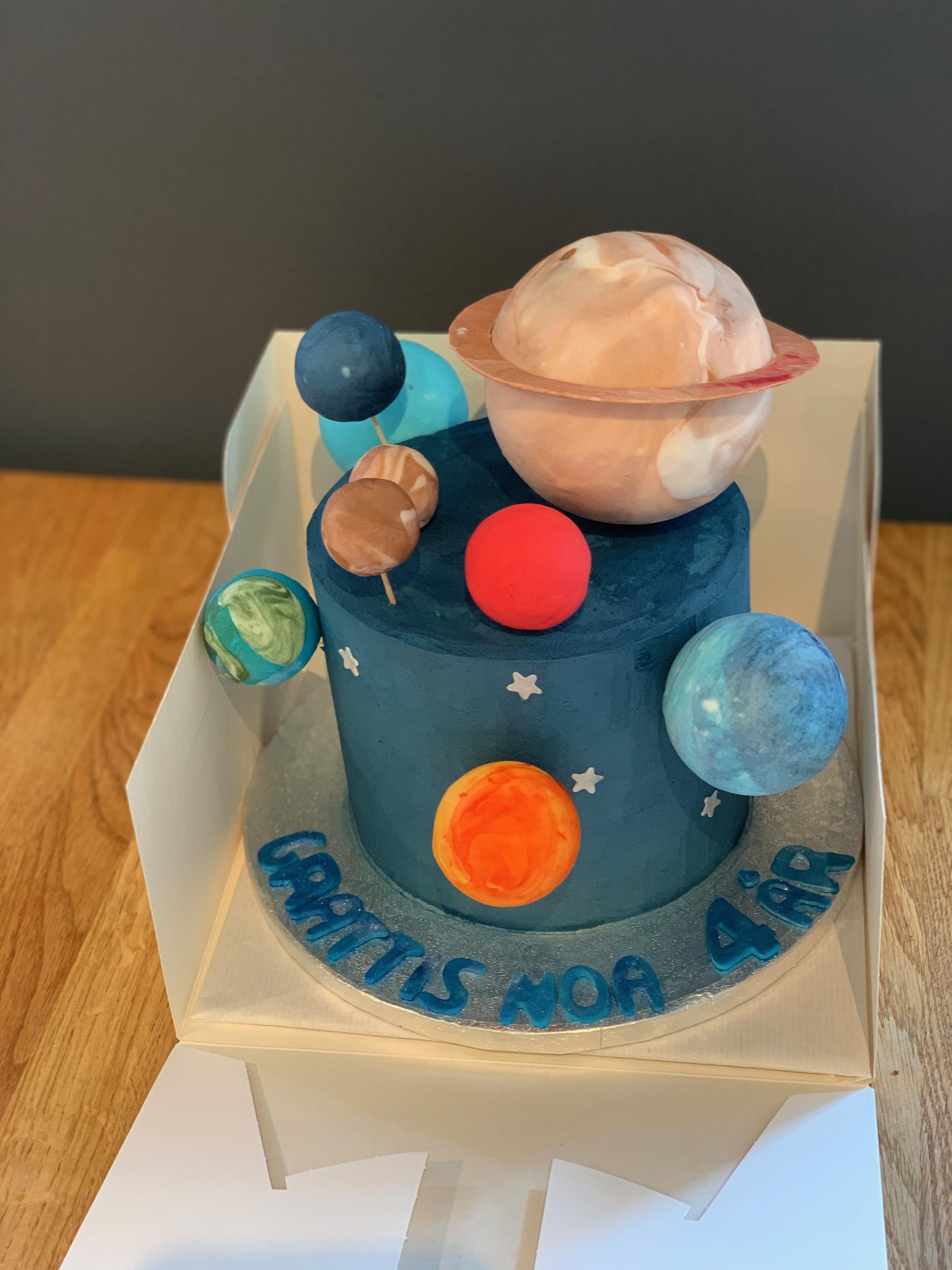 Millascakes planet cake